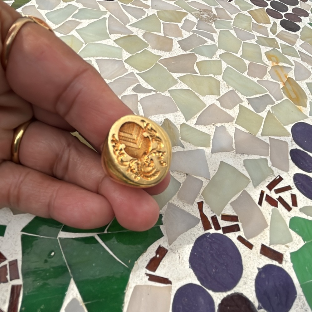 Vintage 18k Gold Crest Ring - Picture 3 of 9